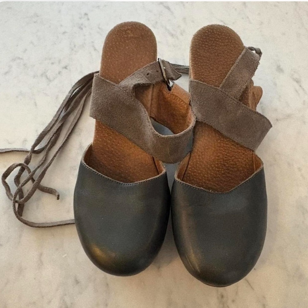 Free People Women's Black and Brown Leather Suede Ankle-Strap Flats